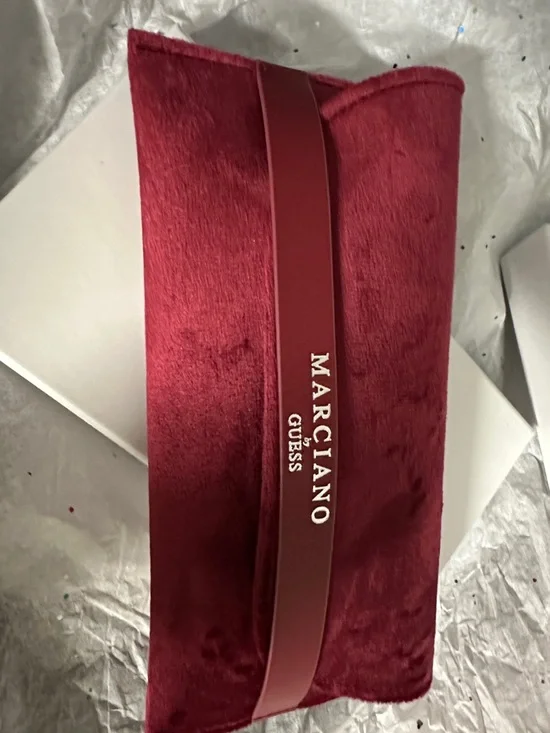 Marciano by GUESS Velvet Jewelry Box - Deep Berry sunglasses 🕶️ - Picture 14 of 16